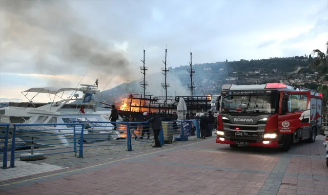 GÜNCELLEME - Alanya Balıkçı Barınağı’nda demirli iki tur teknesi yandı GÜNCELLEME - Alanya Balıkçı Barınağı’nda demirli iki tur teknesi yandı
