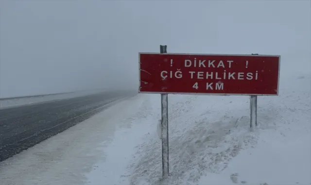 GÜNCELLEME - Çığ nedeniyle kapanan Ardahan-Artvin kara yolu ulaşıma açıldı GÜNCELLEME - Çığ nedeniyle kapanan Ardahan-Artvin kara yolu ulaşıma açıldı