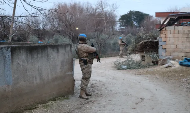 GÜNCELLEME - Şanlıurfa’da terör örgütü PKK’ya yönelik operasyonda 17 şüpheliye gözaltı GÜNCELLEME - Şanlıurfa’da terör örgütü PKK’ya yönelik operasyonda 17 şüpheliye gözaltı