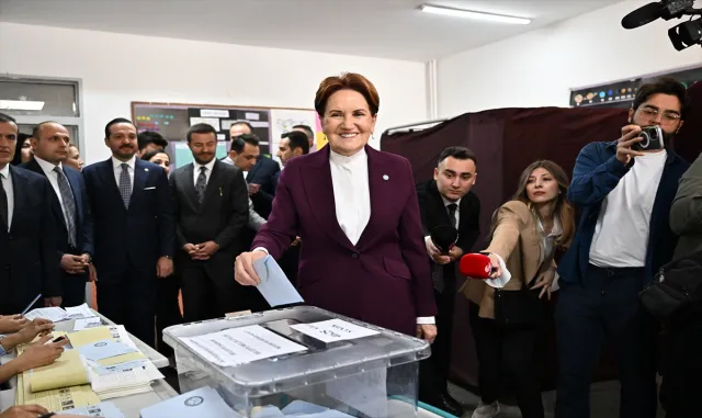 İYİ Parti Genel Başkanı Akşener, Türkiye Emlak Bankası Ortaokulu’nda oyunu kullandı: İYİ Parti Genel Başkanı Akşener, Türkiye Emlak Bankası Ortaokulu’nda oyunu kullandı: