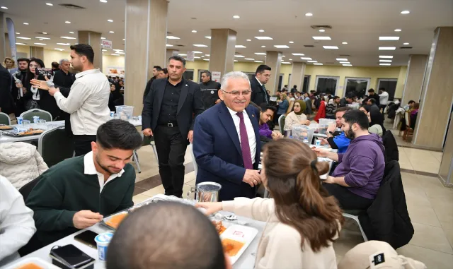 Milletvekili Akar ve Başkan Büyükkılıç, öğrencilerle iftar yaptı Milletvekili Akar ve Başkan Büyükkılıç, öğrencilerle iftar yaptı