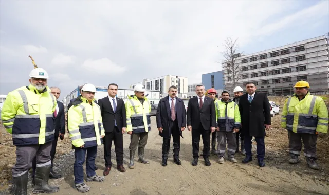 Milli Eğitim Bakanı Tekin Esenyurt’taki lise kampüsü inşaatında incelemede bulundu Milli Eğitim Bakanı Tekin Esenyurt’taki lise kampüsü inşaatında incelemede bulundu