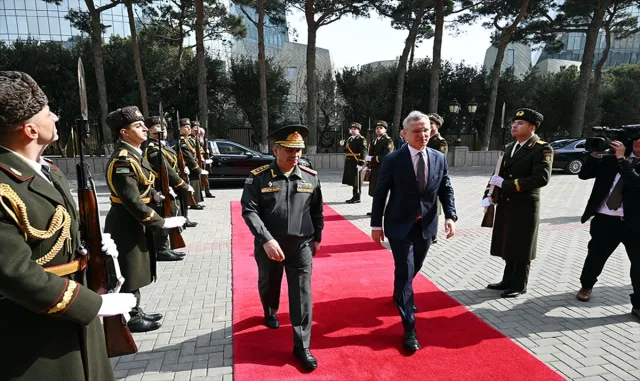 NATO Genel Sekreteri Stoltenberg, Azerbaycan Savunma Bakanı Hasanov ile görüştü NATO Genel Sekreteri Stoltenberg, Azerbaycan Savunma Bakanı Hasanov ile görüştü