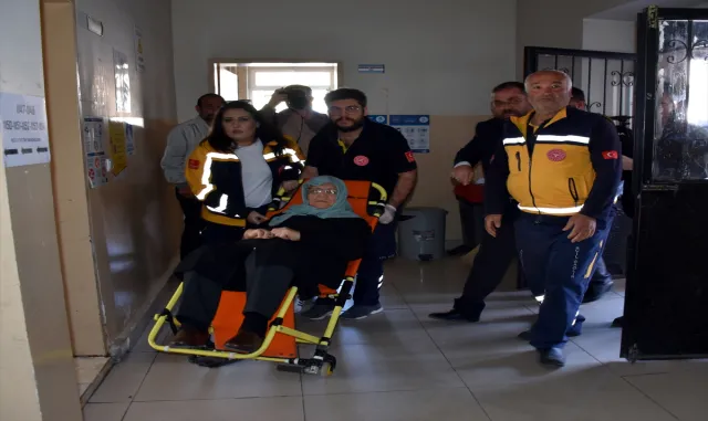 Niğde, Kırıkkale ve Nevşehir’de hasta veya engelliler ekiplerin yardımıyla oylarını kullandı Niğde, Kırıkkale ve Nevşehir’de hasta veya engelliler ekiplerin yardımıyla oylarını kullandı