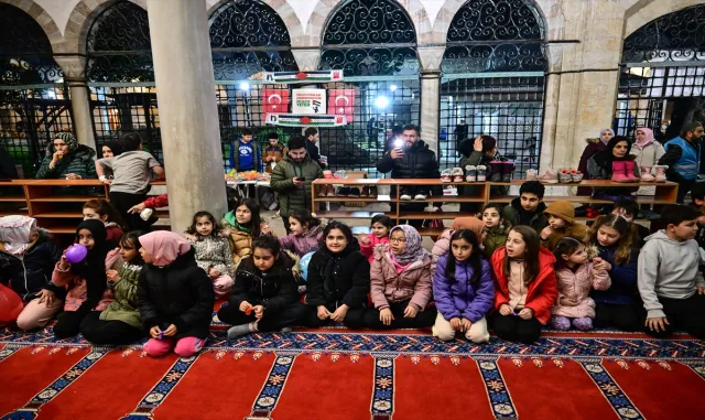 Üsküdar Valide-i Atik Camii’nde çocuk şenliği düzenlendi Üsküdar Valide-i Atik Camii’nde çocuk şenliği düzenlendi