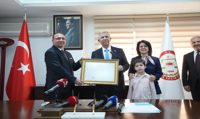 ABB Başkanı Mansur Yavaş, mazbatasını aldı: ABB Başkanı Mansur Yavaş, mazbatasını aldı:
