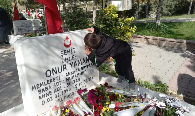 Ankara’da şehit yakınları bayramda şehitliği ziyaret etti Ankara’da şehit yakınları bayramda şehitliği ziyaret etti