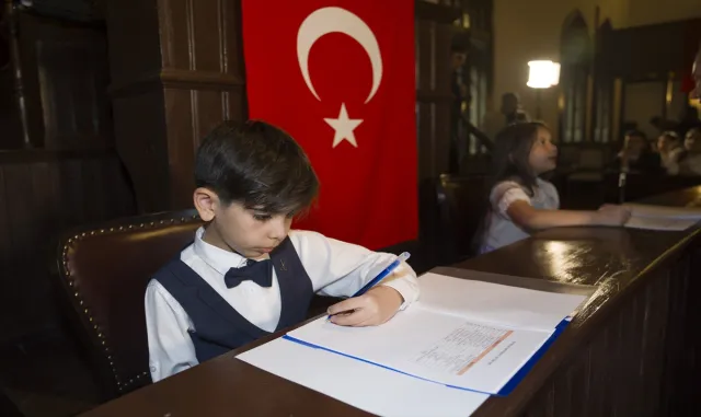 Bakan Tekin, tarihi Meclis binasında çocukların söz aldığı "2071 oturumu"nda konuştu: Bakan Tekin, tarihi Meclis binasında çocukların söz aldığı "2071 oturumu"nda konuştu: