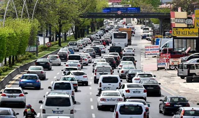 Bayram tatilinin son gününde trafik yoğunluğu helikopterle denetlendi Bayram tatilinin son gününde trafik yoğunluğu helikopterle denetlendi