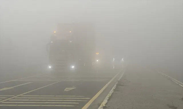 Bolu Dağı’nda sis ve sağanak etkili oldu Bolu Dağı’nda sis ve sağanak etkili oldu
