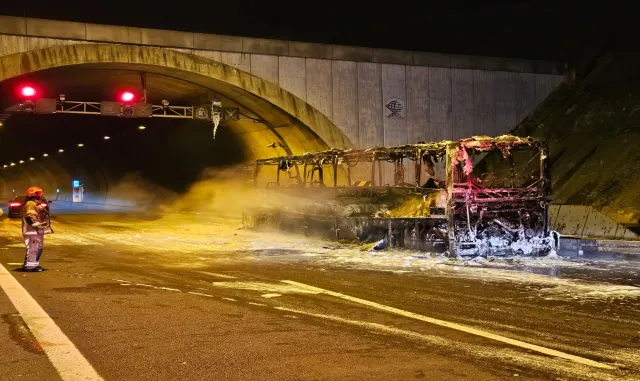 Bursa’da otobüs yangını nedeniyle kapanan İstanbul-İzmir Otoyolu ulaşıma açıldı Bursa’da otobüs yangını nedeniyle kapanan İstanbul-İzmir Otoyolu ulaşıma açıldı