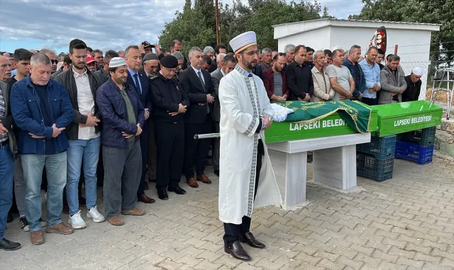 Çanakkale’de göçük sonucu ölen 2 kişinin cenazesi defnedildi Çanakkale’de göçük sonucu ölen 2 kişinin cenazesi defnedildi