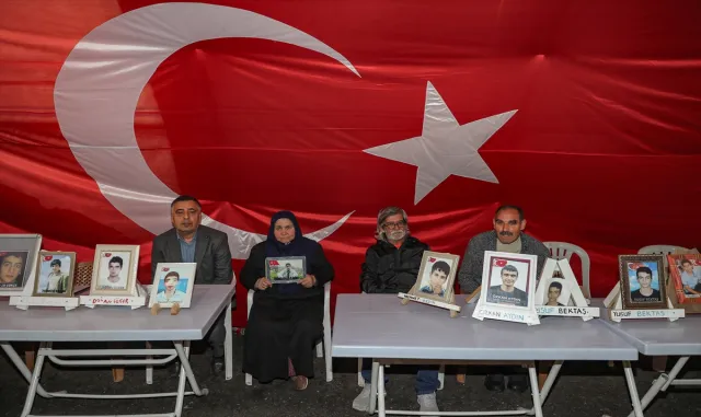 Diyarbakır anneleri Ramazan Bayramı’nda da evlatları için nöbette Diyarbakır anneleri Ramazan Bayramı’nda da evlatları için nöbette