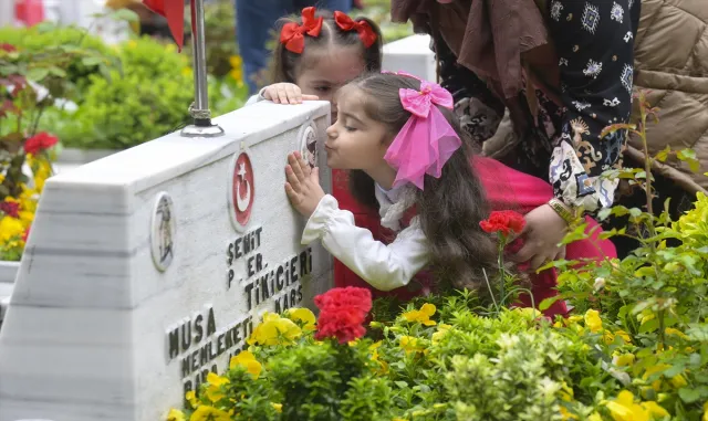 Edirnekapı Şehitliği’nde bayram yoğunluğu yaşandı Edirnekapı Şehitliği’nde bayram yoğunluğu yaşandı