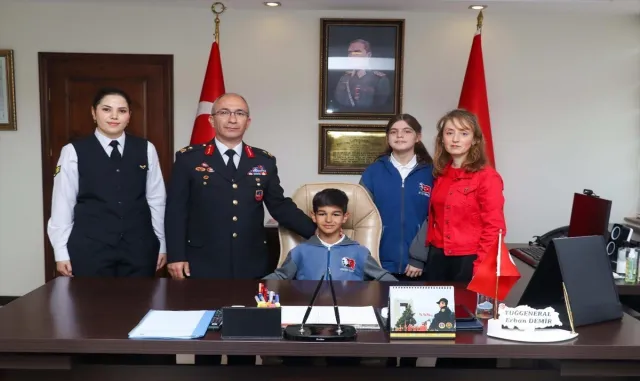 Eskişehir İl Jandarma Komutanı Tuğgeneral Demir, öğrencilerle bir araya geldi Eskişehir İl Jandarma Komutanı Tuğgeneral Demir, öğrencilerle bir araya geldi