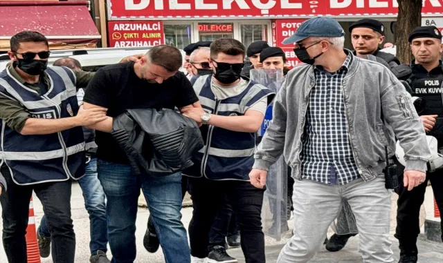Filistin’e destek yürüyüşünün ardından bir kişinin elindeki bayrağı almak isteyen şüpheli tutuklandı Filistin’e destek yürüyüşünün ardından bir kişinin elindeki bayrağı almak isteyen şüpheli tutuklandı