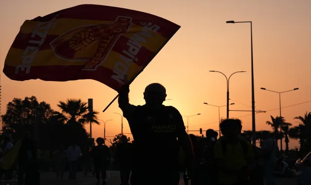 Göztepe taraftarı, Süper Lig kutlamasına stat dışında da devam etti Göztepe taraftarı, Süper Lig kutlamasına stat dışında da devam etti