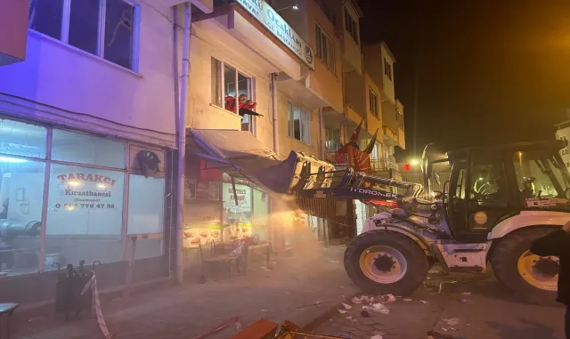 GÜNCELLEME 2 - Denizli Tavas’ta CHP binasında balkonun çökmesi sonucu 1 kişi öldü, 17 kişi yaralandı GÜNCELLEME 2 - Denizli Tavas’ta CHP binasında balkonun çökmesi sonucu 1 kişi öldü, 17 kişi yaralandı