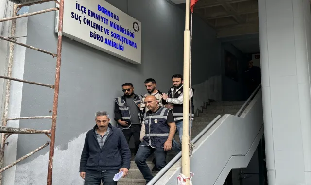 GÜNCELLEME 2 - İzmir’de bekçilerin dikkati sayesinde yakalanan kuyumcu cinayeti şüphelisi tutuklandı GÜNCELLEME 2 - İzmir’de bekçilerin dikkati sayesinde yakalanan kuyumcu cinayeti şüphelisi tutuklandı