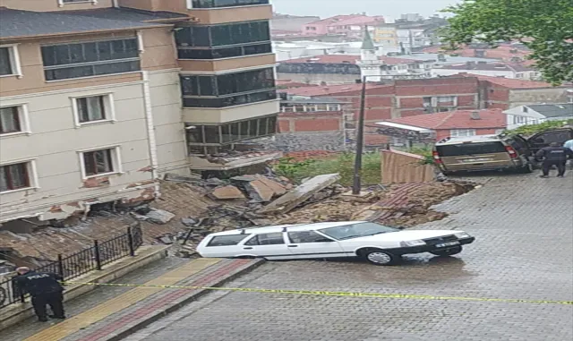 GÜNCELLEME - Bursa’da istinat duvarının, üzerine devrildiği apartmandaki 2 kişi yaralandı GÜNCELLEME - Bursa’da istinat duvarının, üzerine devrildiği apartmandaki 2 kişi yaralandı