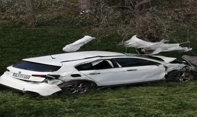 GÜNCELLEME - Bursa’da tarlaya devrilen otomobildeki 2 kişi öldü, 3 kişi yaralandı GÜNCELLEME - Bursa’da tarlaya devrilen otomobildeki 2 kişi öldü, 3 kişi yaralandı
