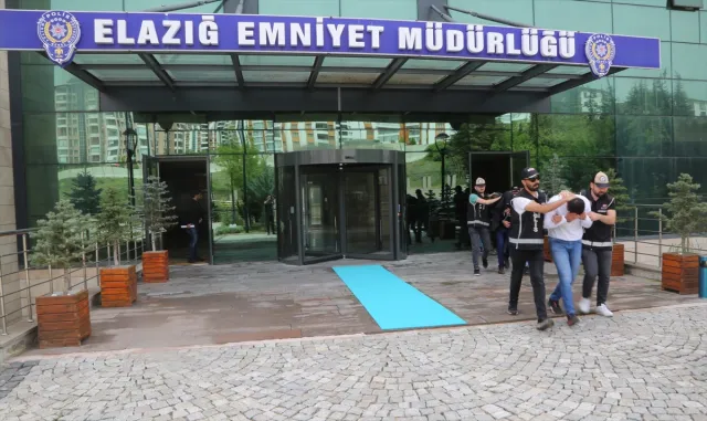 GÜNCELLEME - Elazığ’da tefecilik operasyonunda yakalanan 2 şüpheli tutuklandı GÜNCELLEME - Elazığ’da tefecilik operasyonunda yakalanan 2 şüpheli tutuklandı