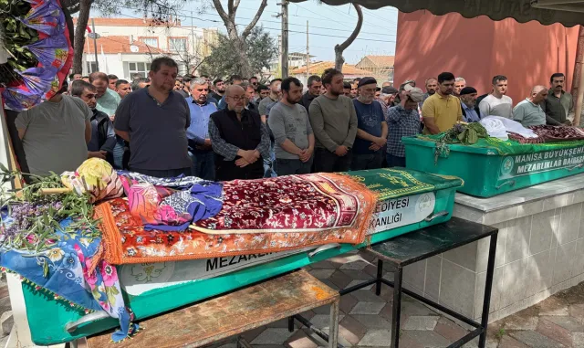 GÜNCELLEME - Manisa’da trafik kazasında hayatını kaybeden 4 kişi son yolculuğa uğurlandı GÜNCELLEME - Manisa’da trafik kazasında hayatını kaybeden 4 kişi son yolculuğa uğurlandı