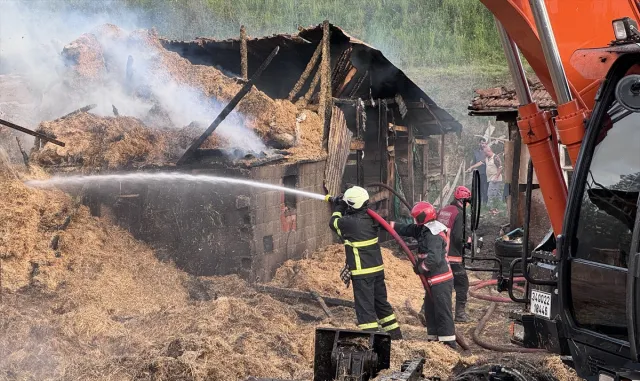 GÜNCELLEME - Sakarya’da çiftlikte çıkan yangında 1 kişi dumandan etkilendi GÜNCELLEME - Sakarya’da çiftlikte çıkan yangında 1 kişi dumandan etkilendi
