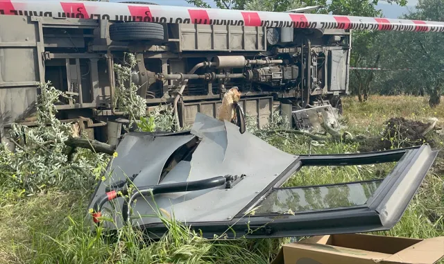 GÜNCELLEME - Sakarya’da üniversite öğrencilerini taşıyan midibüsün şarampole devrildiği kazada 12 kişi yaralandı GÜNCELLEME - Sakarya’da üniversite öğrencilerini taşıyan midibüsün şarampole devrildiği kazada 12 kişi yaralandı