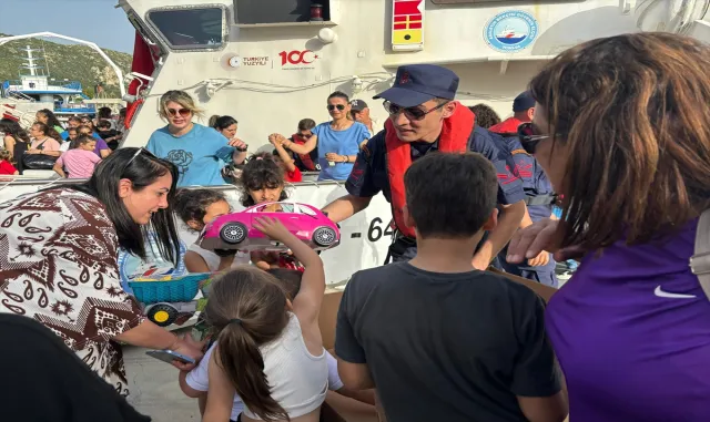 Hatay’da çocuklara yönelik gemiyle deniz turu düzenlendi Hatay’da çocuklara yönelik gemiyle deniz turu düzenlendi