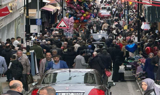 İç Anadolu’da Ramazan Bayramı öncesi alışveriş yoğunluğu yaşandı İç Anadolu’da Ramazan Bayramı öncesi alışveriş yoğunluğu yaşandı