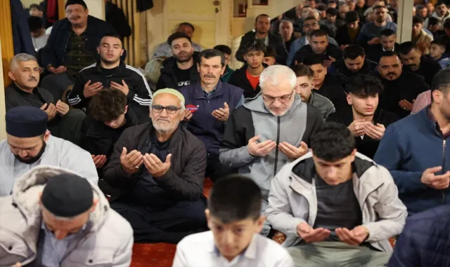 İç Anadolu’daki camilerde bayram namazı kılındı İç Anadolu’daki camilerde bayram namazı kılındı