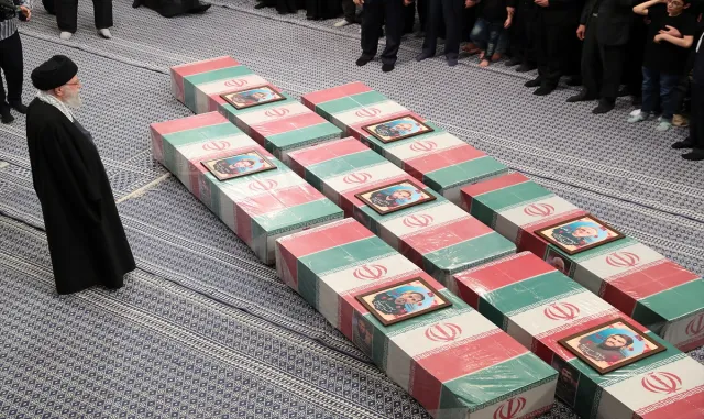 İran’ın Şam konsolosluğuna yapılan saldırıda ölenler için Tahran’da tören düzenlendi İran’ın Şam konsolosluğuna yapılan saldırıda ölenler için Tahran’da tören düzenlendi