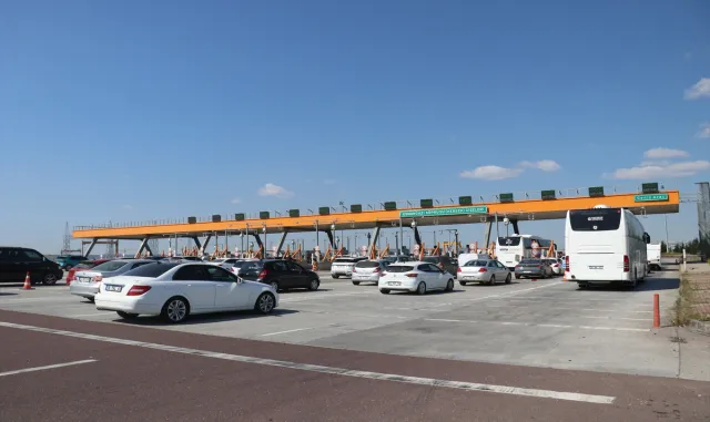 İstanbul-İzmir Otoyolu’nda tatilcilerin dönüş yoğunluğu sürüyor İstanbul-İzmir Otoyolu’nda tatilcilerin dönüş yoğunluğu sürüyor