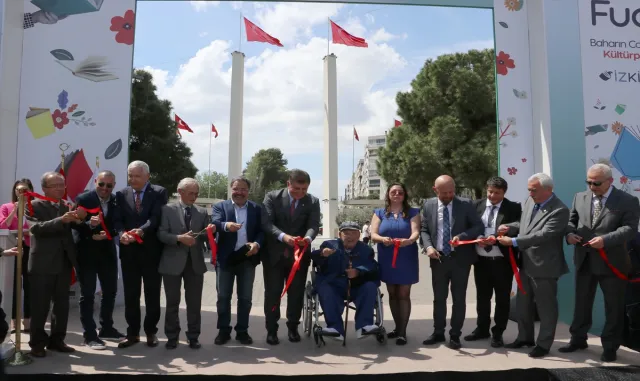 İzmir Kitap Fuarı kapılarını açtı İzmir Kitap Fuarı kapılarını açtı