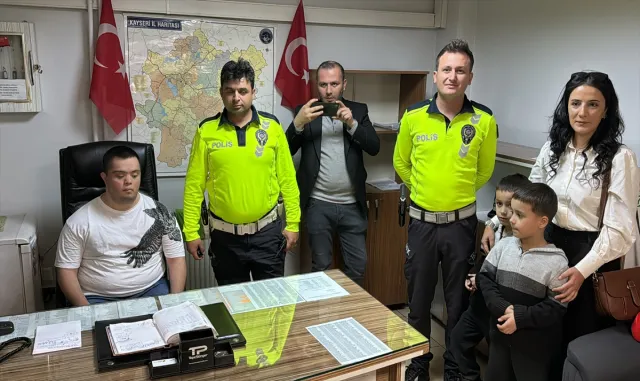 Kayseri’de özel gereksinimli öğrenciler Trafik Denetleme Şubesi’ni ziyaret etti Kayseri’de özel gereksinimli öğrenciler Trafik Denetleme Şubesi’ni ziyaret etti