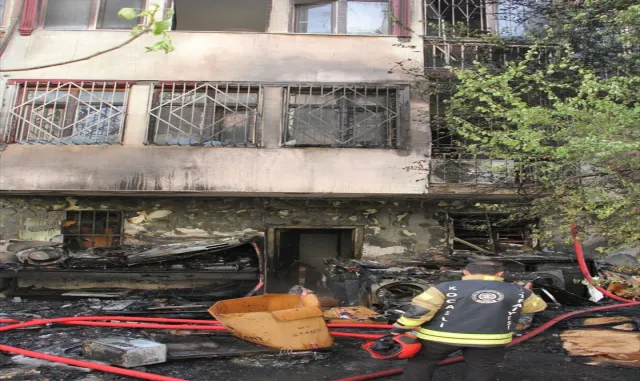 Kocaeli’de iş yerinin deposunda çıkan yangın söndürüldü Kocaeli’de iş yerinin deposunda çıkan yangın söndürüldü