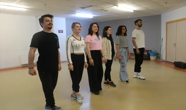 Kocaeli Üniversitesi öğrencileri, arkadaşlarını trafik kazasında kaybetmenin acısını yaşıyor Kocaeli Üniversitesi öğrencileri, arkadaşlarını trafik kazasında kaybetmenin acısını yaşıyor