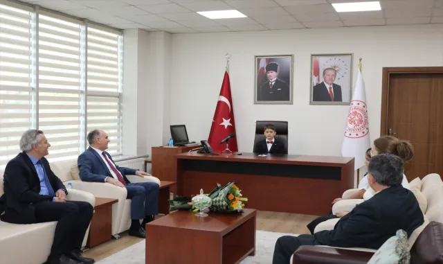 Konya Valisi Özkan, 23 Nisan dolayısıyla temsili olarak makamını devretti Konya Valisi Özkan, 23 Nisan dolayısıyla temsili olarak makamını devretti