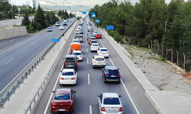 Muğla’da tatilciler, dönüş yolunda uzun araç kuyrukları oluşturdu Muğla’da tatilciler, dönüş yolunda uzun araç kuyrukları oluşturdu