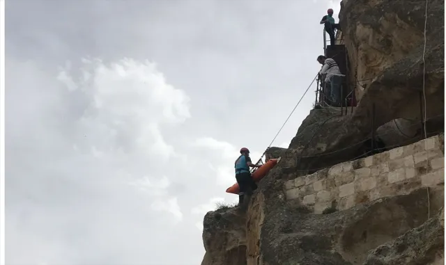 Ortahisar Kalesi’nde ayağı kırılan turist, UMKE ekiplerince hastaneye kaldırıldı Ortahisar Kalesi’nde ayağı kırılan turist, UMKE ekiplerince hastaneye kaldırıldı