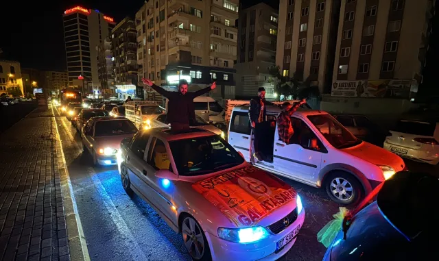 Şanlıurfa’da Galatasaray taraftarları kutlama yaptı Şanlıurfa’da Galatasaray taraftarları kutlama yaptı