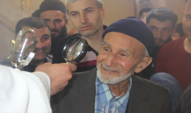 Sivas’ın Zara ilçesinde sakal-ı şerif ziyarete açıldı Sivas’ın Zara ilçesinde sakal-ı şerif ziyarete açıldı