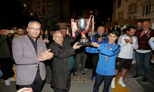Talas Belediye Başkanı Yalçın sporcuları çiçekle karşıladı Talas Belediye Başkanı Yalçın sporcuları çiçekle karşıladı