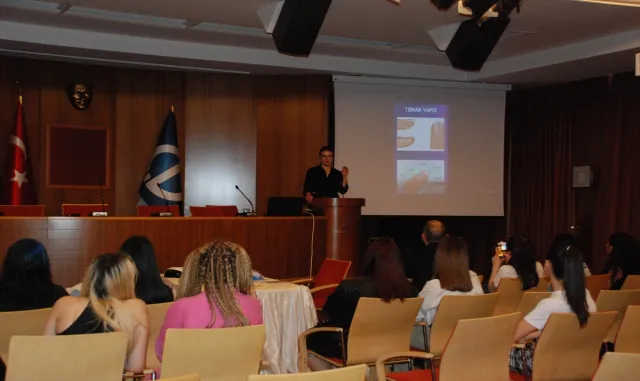 Üniversite öğrencilerine "Takma Tırnak ve Tırnak Süsleme Uygulamaları Semineri" verildi Üniversite öğrencilerine "Takma Tırnak ve Tırnak Süsleme Uygulamaları Semineri" verildi