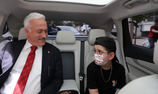Vali Kumbuzoğlu, lösemi hastası ilkokul öğrencisini makam aracı Togg ile gezdirdi Vali Kumbuzoğlu, lösemi hastası ilkokul öğrencisini makam aracı Togg ile gezdirdi