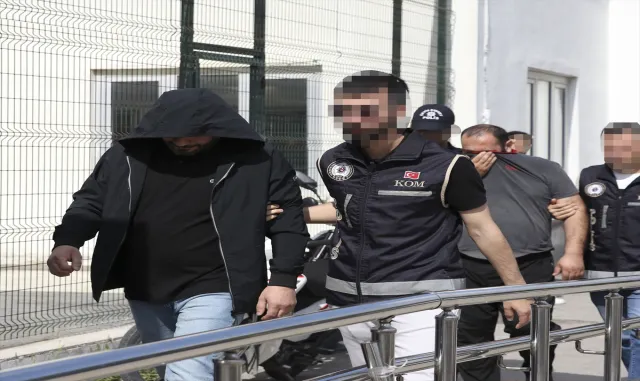 Adana merkezli "Ayar-3" operasyonlarında yakalanan 10 şüpheli tutuklandı Adana merkezli "Ayar-3" operasyonlarında yakalanan 10 şüpheli tutuklandı