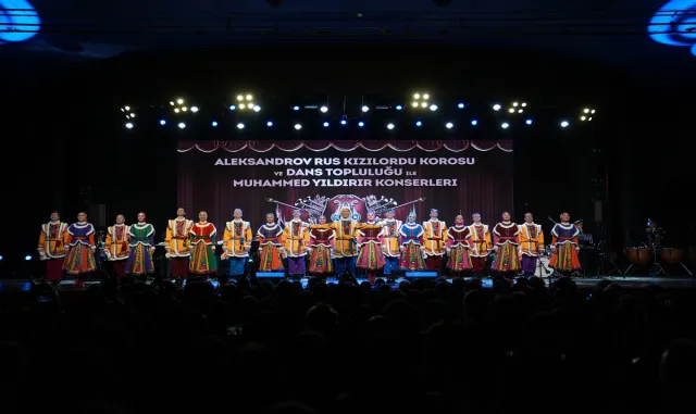 Aleksandrov Rus Kızılordu Korosu ve Dans Topluluğu ile Muhammed Yıldırır konser verdi Aleksandrov Rus Kızılordu Korosu ve Dans Topluluğu ile Muhammed Yıldırır konser verdi