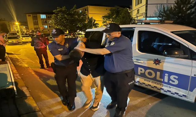 Ankara’da araçtan silahla ateş açan şüpheliler yakalandı Ankara’da araçtan silahla ateş açan şüpheliler yakalandı