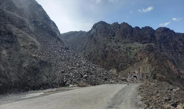 Artvin-Erzurum kara yolu tek şeritten kontrollü ulaşıma açıldı Artvin-Erzurum kara yolu tek şeritten kontrollü ulaşıma açıldı